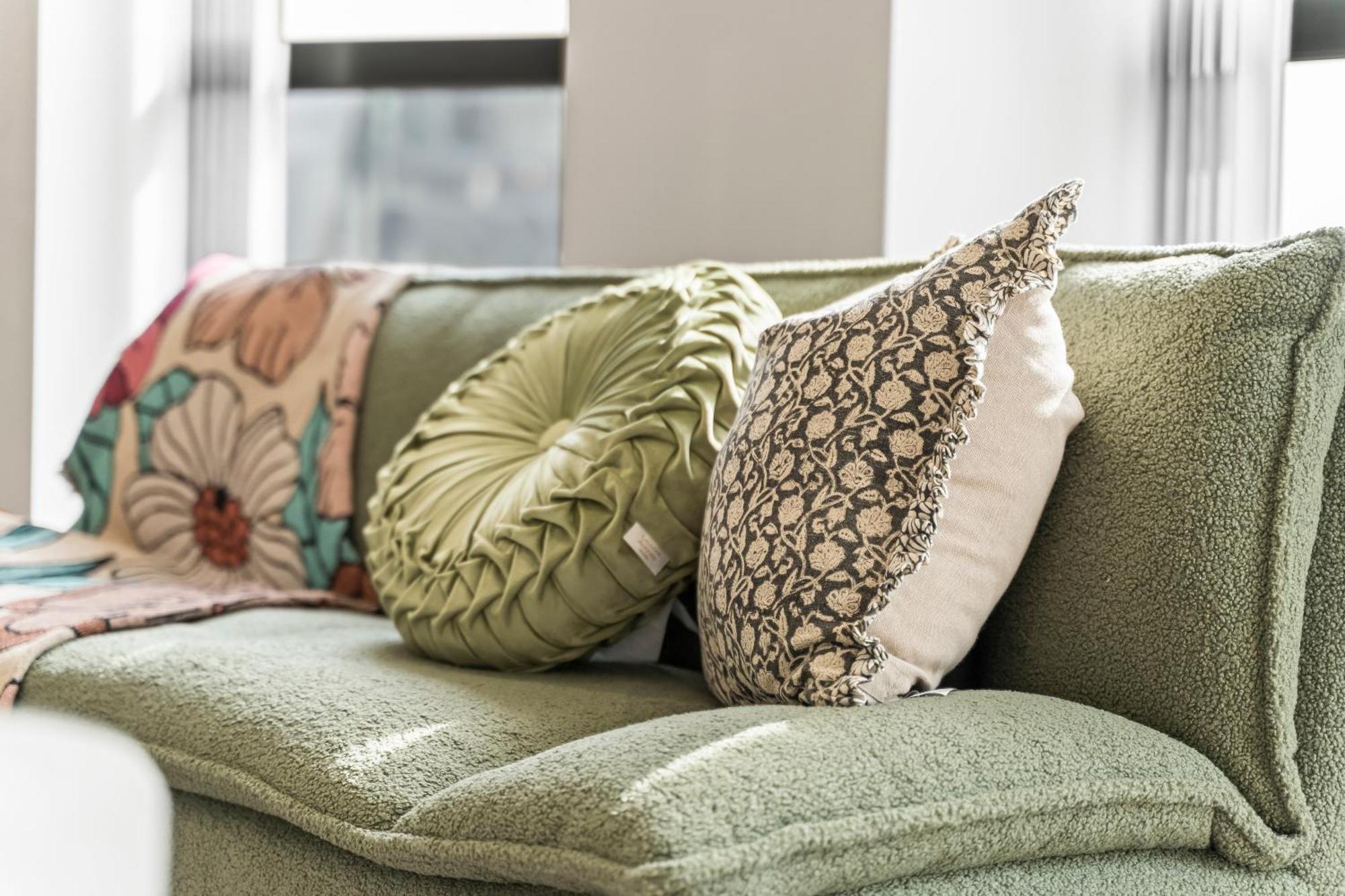 One Bed - - Modern Comfort *