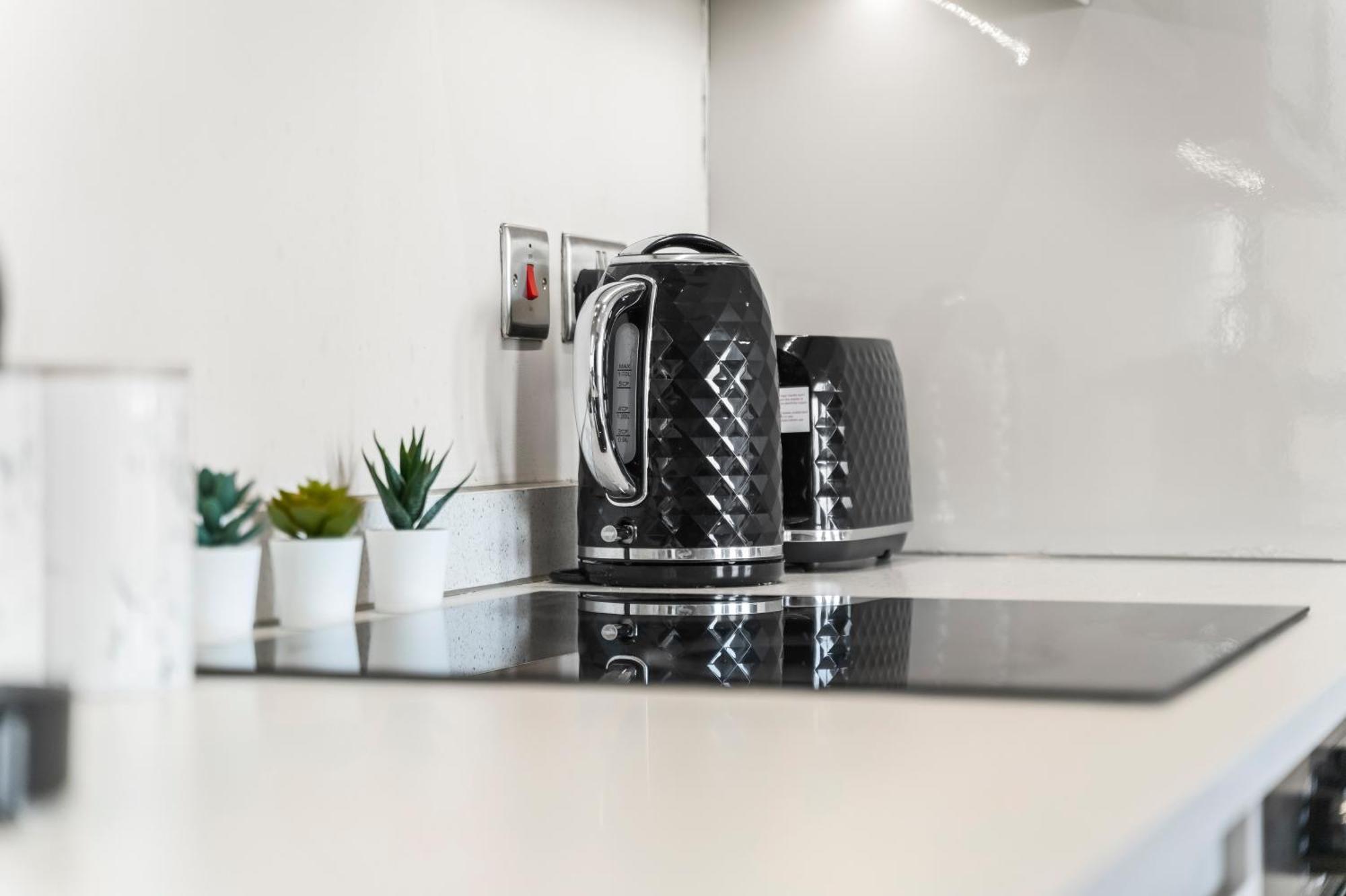 One Bed - - Modern Comfort Apartment